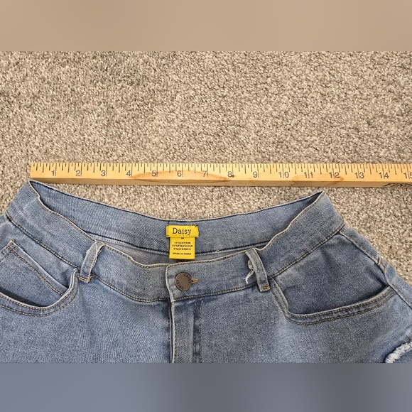 Daisy Denim Shorts Ruffled Frayed Hem EUC Medium Light To Medium Wash Pockets - Picture 3 of 8